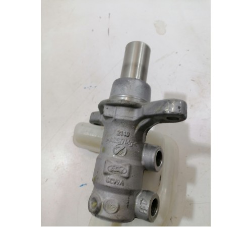 Главный тормозной цилиндр с бачком