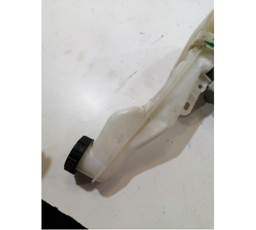 Главный тормозной цилиндр с бачком