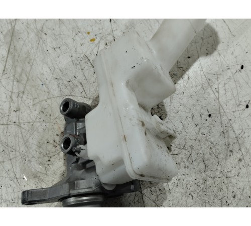 Главный тормозной цилиндр с бачком