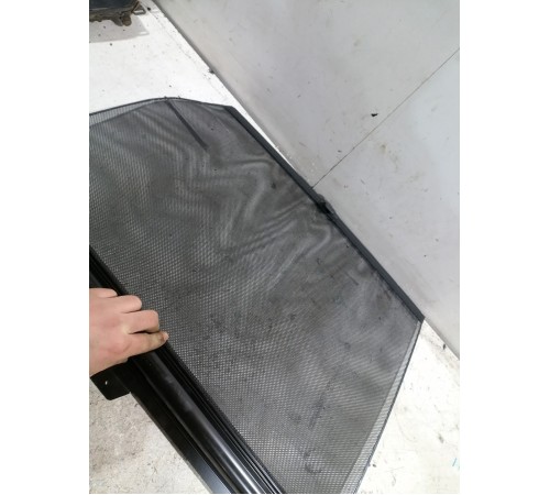 Шторка двери рулонная солнцезащитная задняя левая