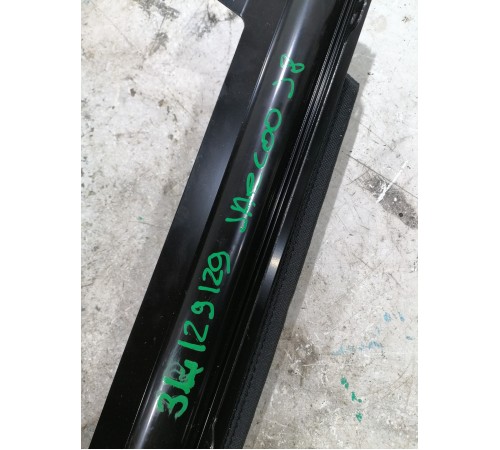 Шторка двери рулонная солнцезащитная задняя левая