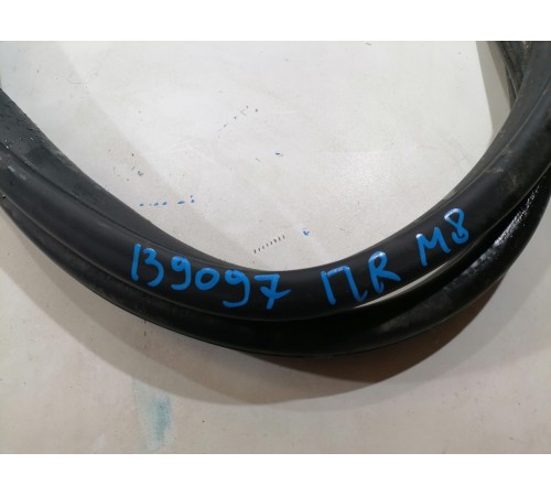 Уплотнитель проема двери передний правый