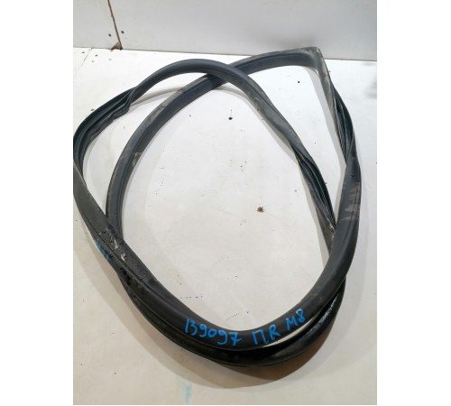 Уплотнитель проема двери передний правый