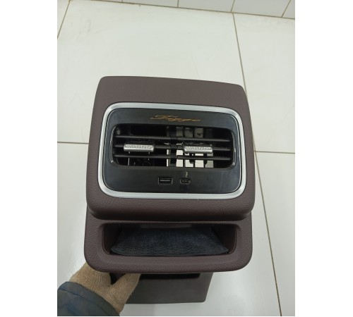 Накладка центральной консоли задняя с воздушным дефлектором