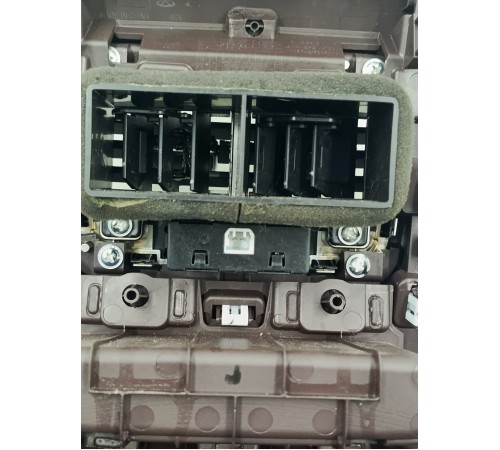 Накладка центральной консоли задняя с воздушным дефлектором