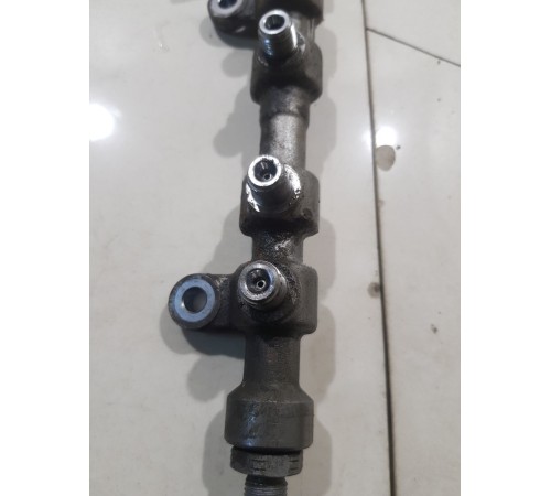 Топливная рампа левая