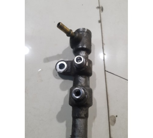 Топливная рампа левая