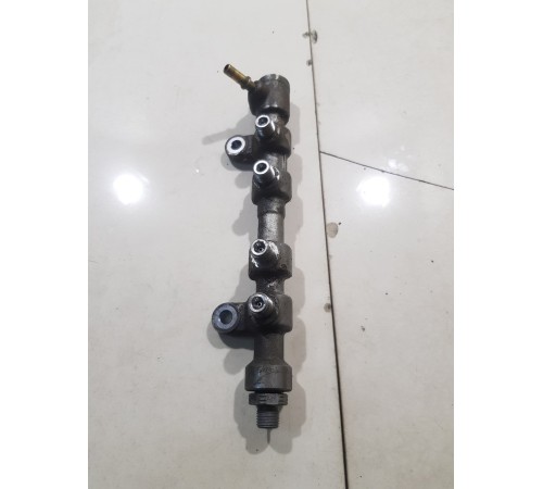 Топливная рампа левая