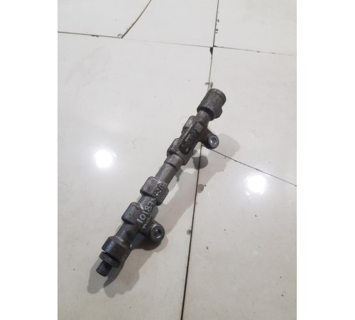 Топливная рампа левая