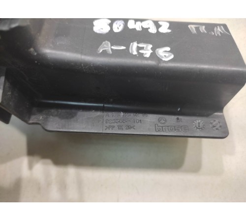 Кронштейн замка двери(передний левый)