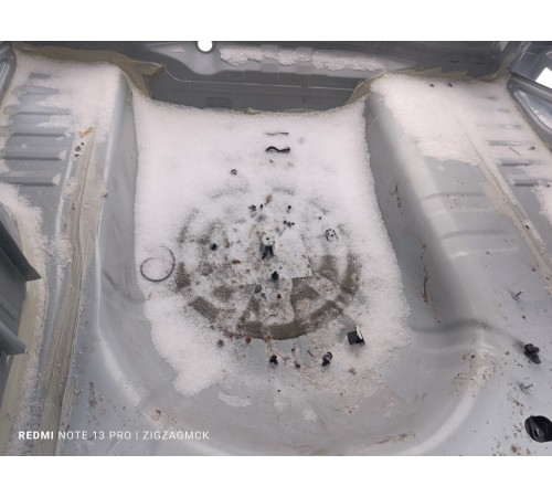 Ниша багажника запасного колеса