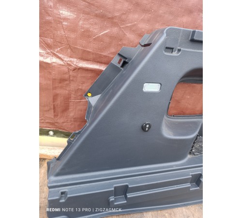 Обшивка багажника правая