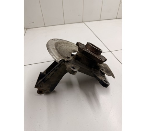 Кулак поворотный передний левый