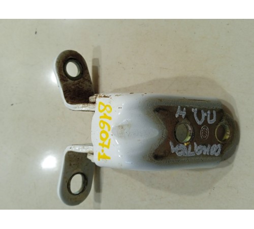 Петля двери(передняя правая нижняя)