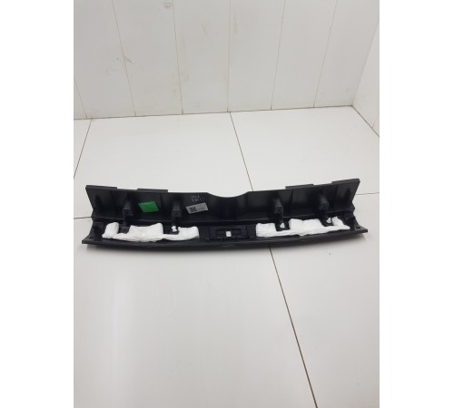 Накладка задней панели замка багажника