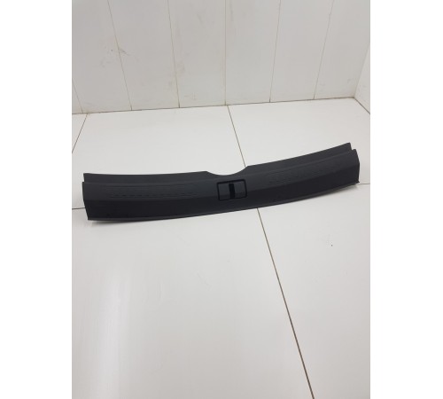 Накладка задней панели замка багажника