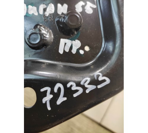 крепление заднего сиденья(правое)