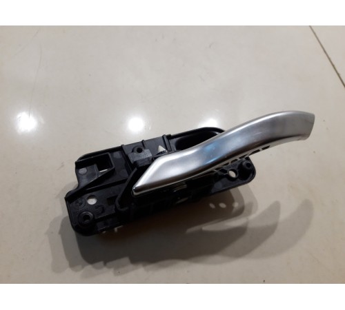 Ручка двери (передняя левая внутренняя)