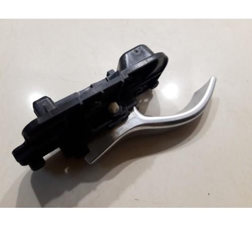 Ручка двери (передняя левая внутренняя)