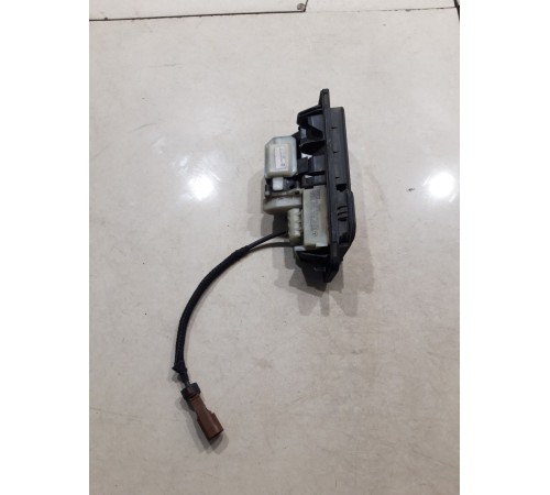 Камера заднего вида с ручкой открывания багажника