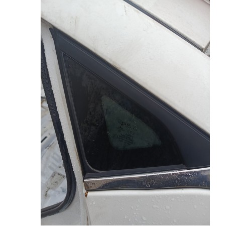 Стекло заднее глухое левое