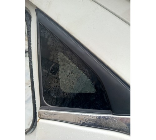 Стекло заднее глухое левое