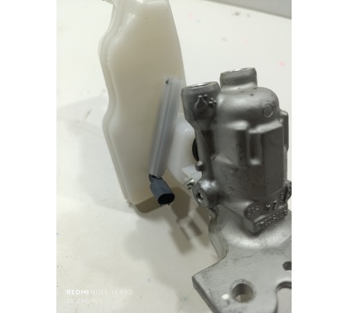 Главный тормозной цилиндр с бачком