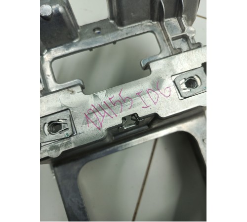 Кронштейн крепление центральной консоли