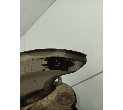 Кулак поворотный передний левый в сборе