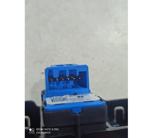 Кнопка центрального замка (задняя левая)