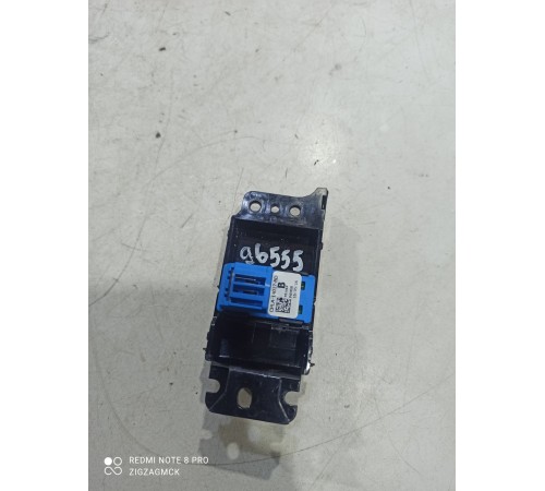 Кнопка центрального замка (задняя левая)