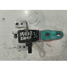 Петля крышки багажника левая