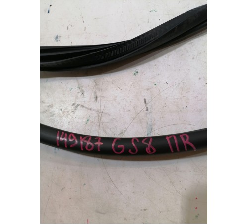 Уплотнитель двери передний правый