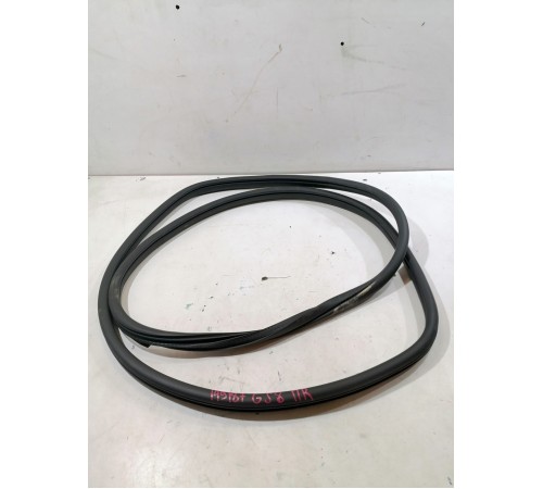 Уплотнитель двери передний правый