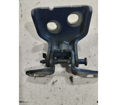 Петля двери(передняя правая нижняя)