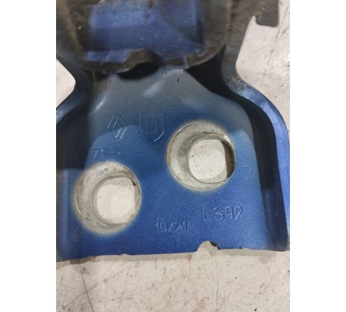 Петля двери(передняя правая нижняя)