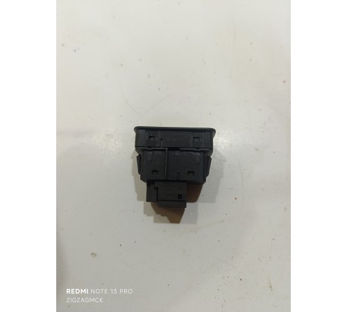 Кнопка регулировки третьего ряда сидений