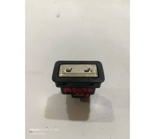 Кнопка регулировки третьего ряда сидений