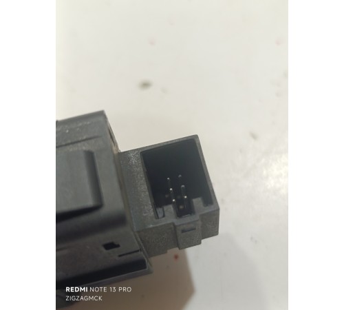 Кнопка регулировки третьего ряда сидений