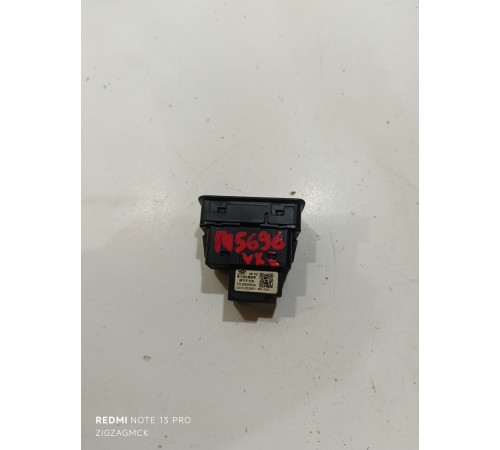 Кнопка регулировки третьего ряда сидений