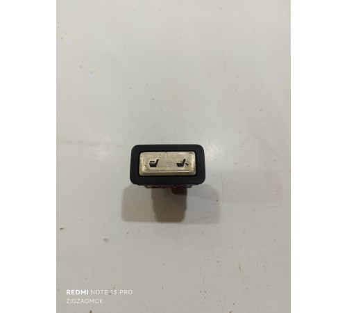 Кнопка регулировки третьего ряда сидений