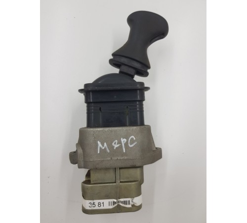 Кран ручного тормоза на панели рычажковый