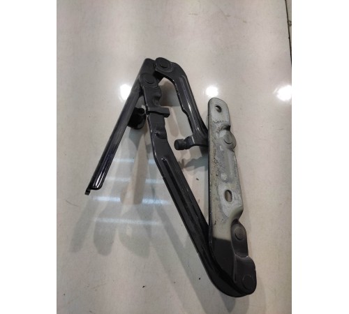 Петля крышки багажника (правая)