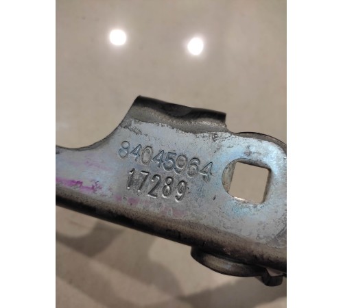 Петля крышки багажника (правая)