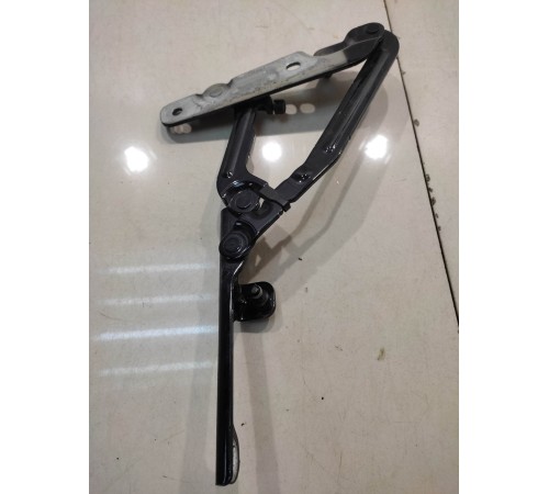 Петля крышки багажника (правая)