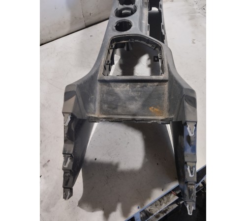 Центральная консоль с подлокотником