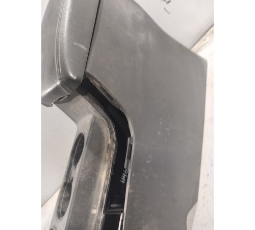 Центральная консоль с подлокотником