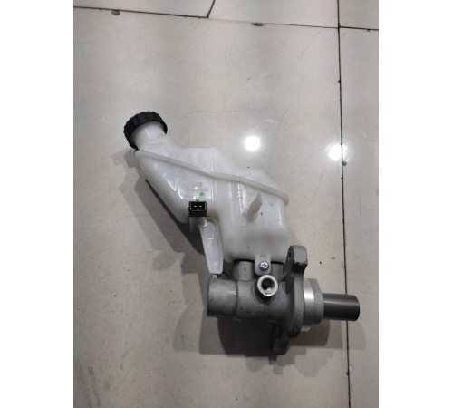 Главный тормозной цилиндр с бачком