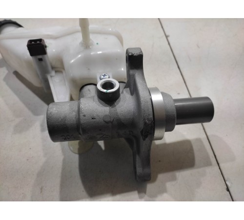 Главный тормозной цилиндр с бачком