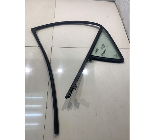 Стекло двери (уголок) (заднее, правое)